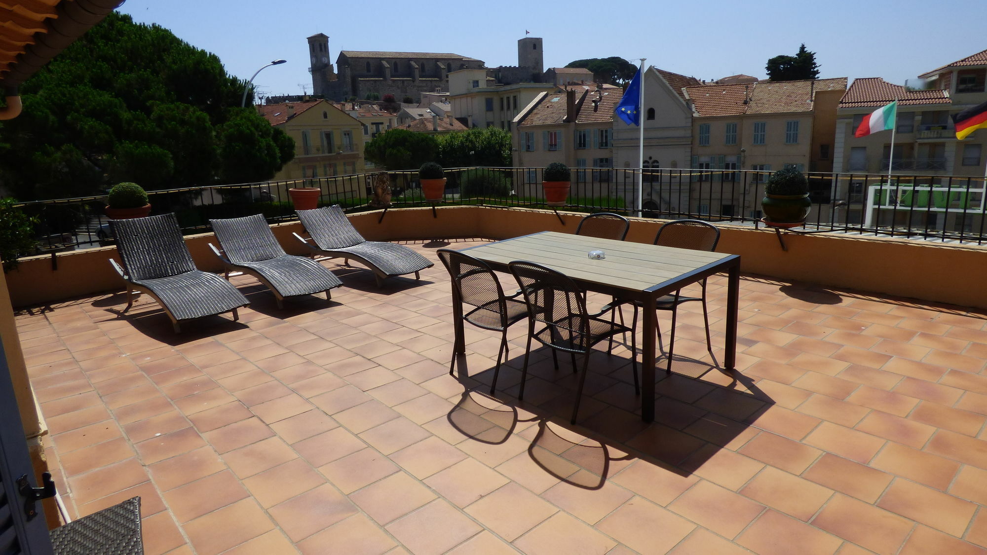 L'olivier - Piscine & Parking Hotel