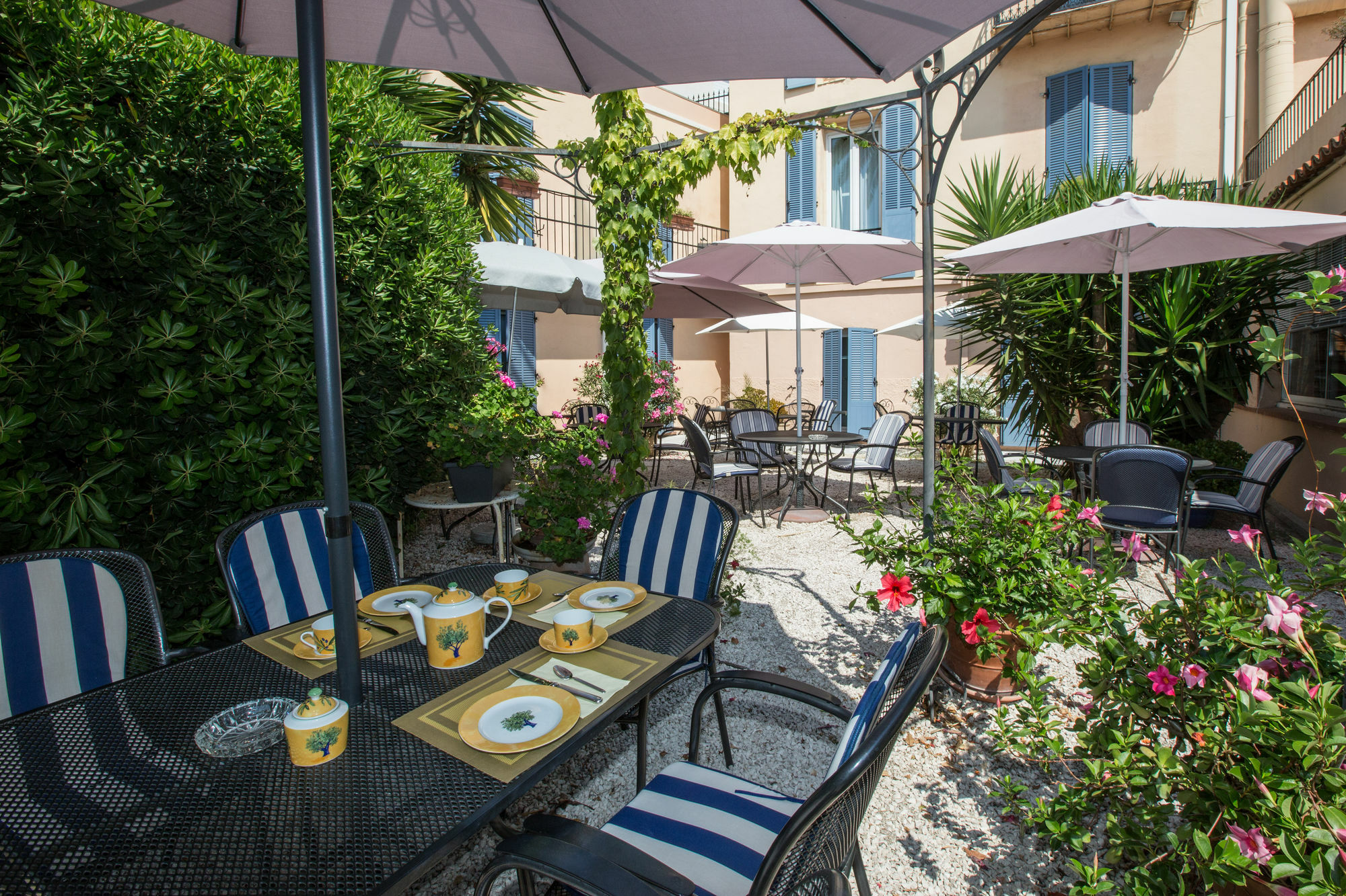 Hotel L'olivier - Piscine & Parking 3*