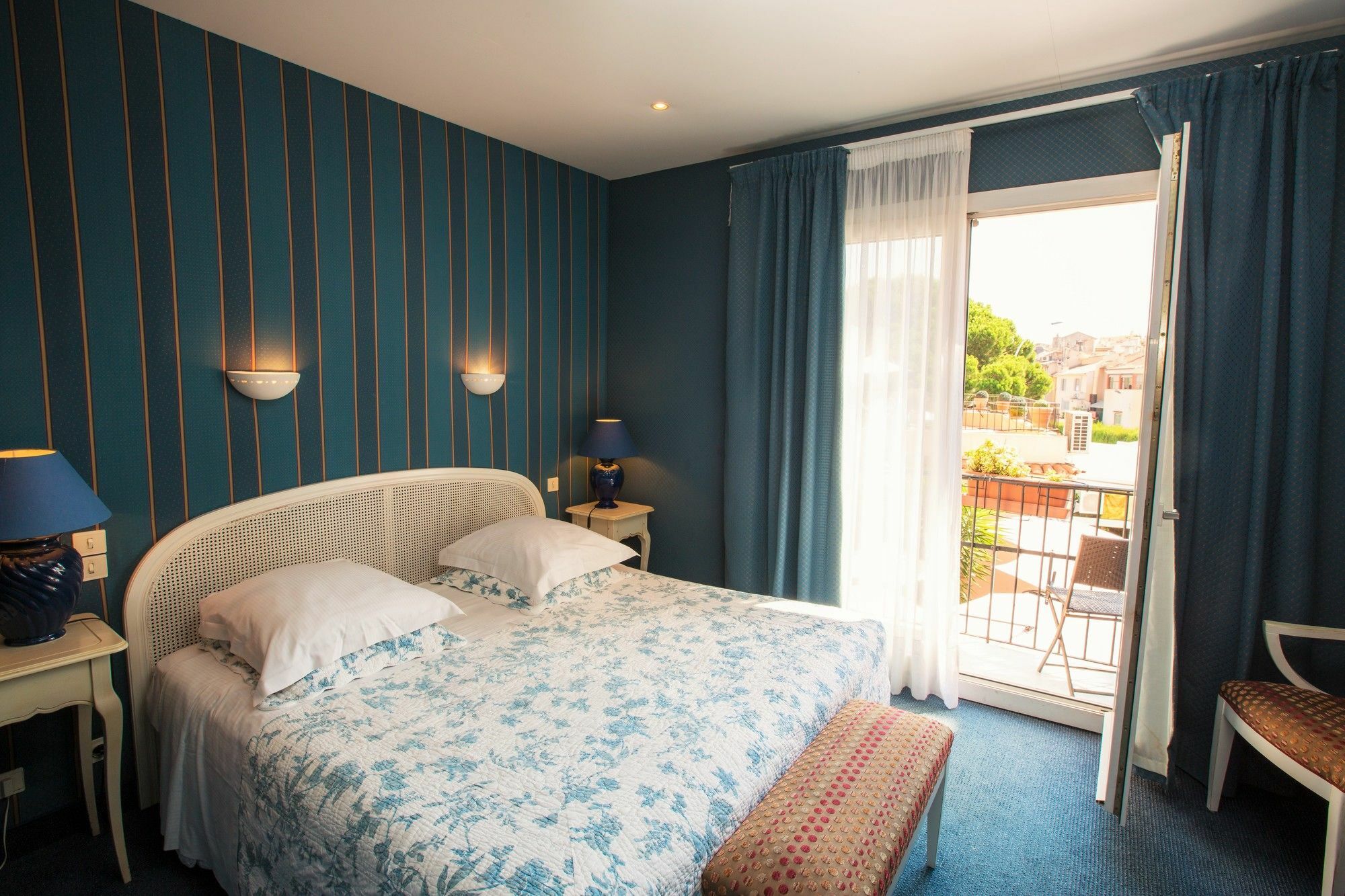 Hotel L'olivier - Piscine & Parking 3*